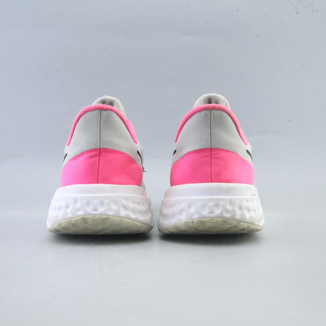 Nike Revolution 5