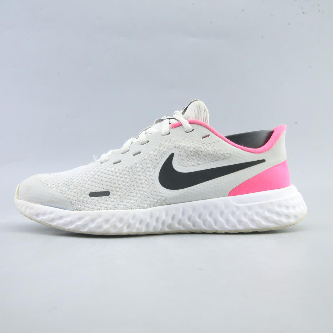 Nike Revolution 5