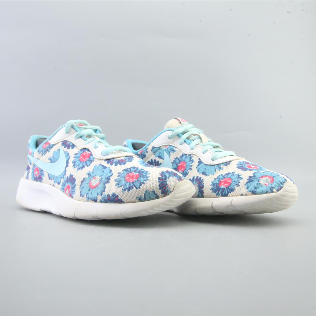 Nike Tanjun
